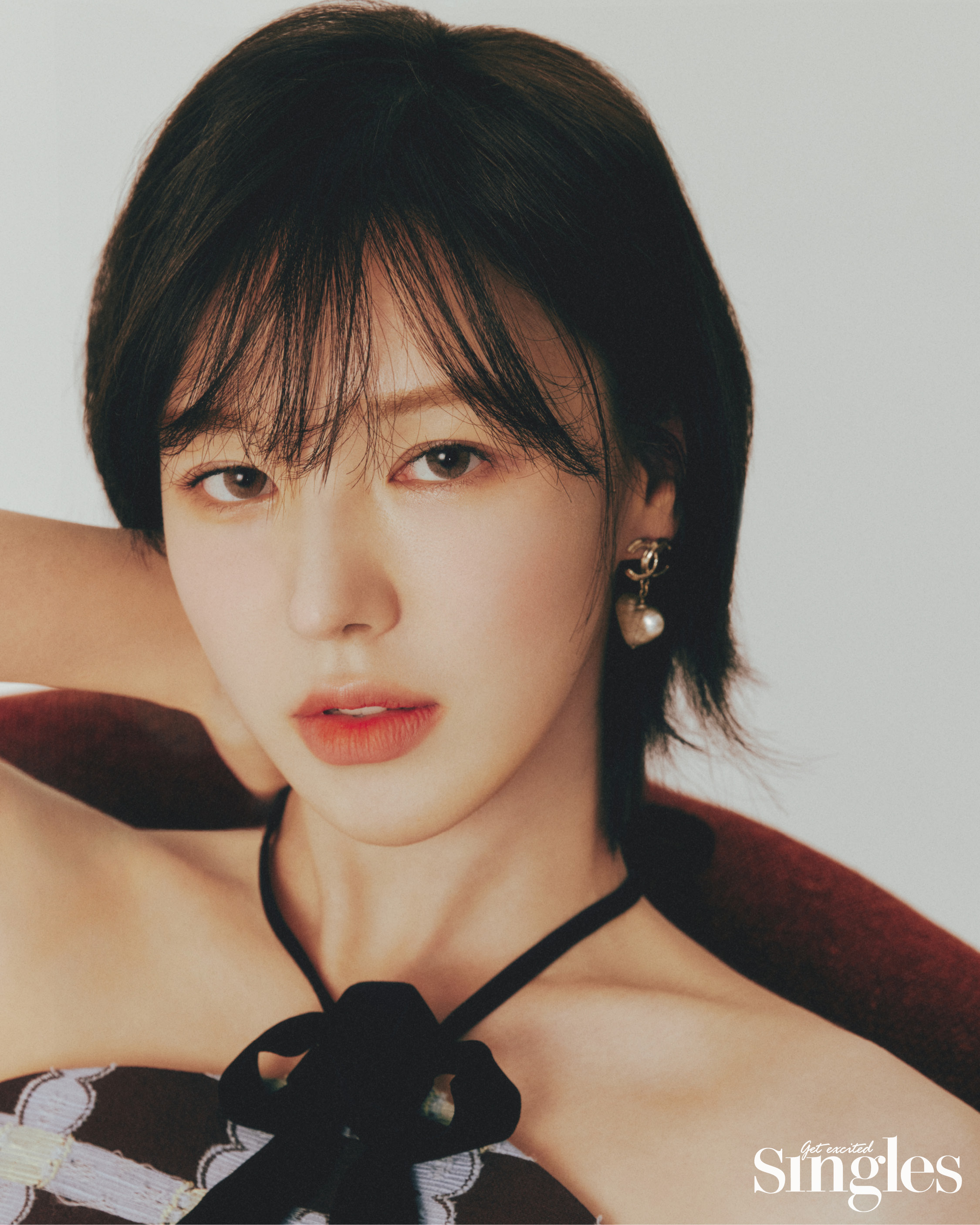 웬디가 민주킴의 드레스, 샤넬의 하트 이어링을 웬디가 미우미우의 톱과 스커트, 마가린핑거스의 이너 톱, 프루타의 라벤터 구슬 네크리스, 뮤세의 핑크 펜던트 네크리스와 그린 크리스탈 펜던트 네크리스를 착용하고 촬영한 싱글즈 화보